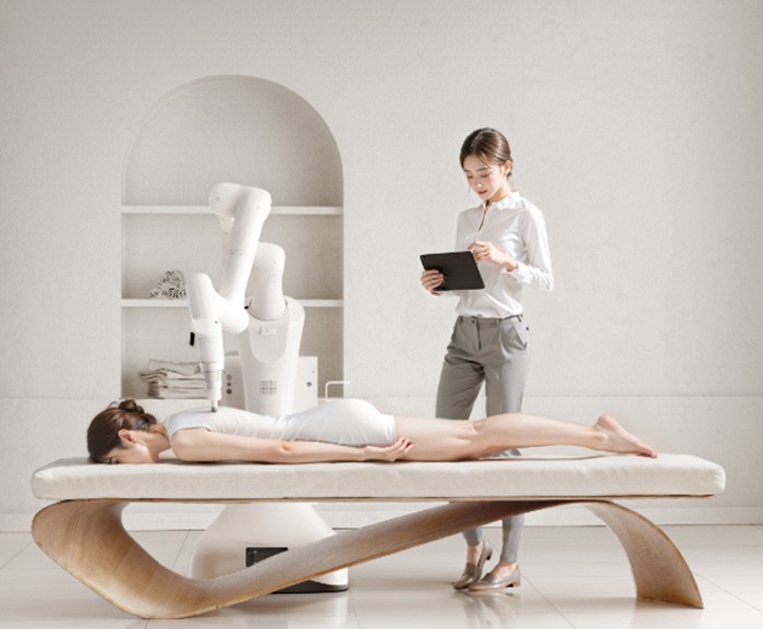 易启未来R2智能按摩机器人发布，派勤硬核算力赋能健康新生态！